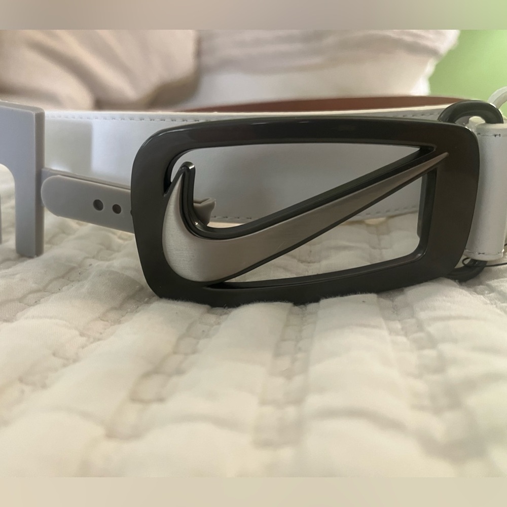 Nike Golf Men’s white Grip Tech Buckle Belt